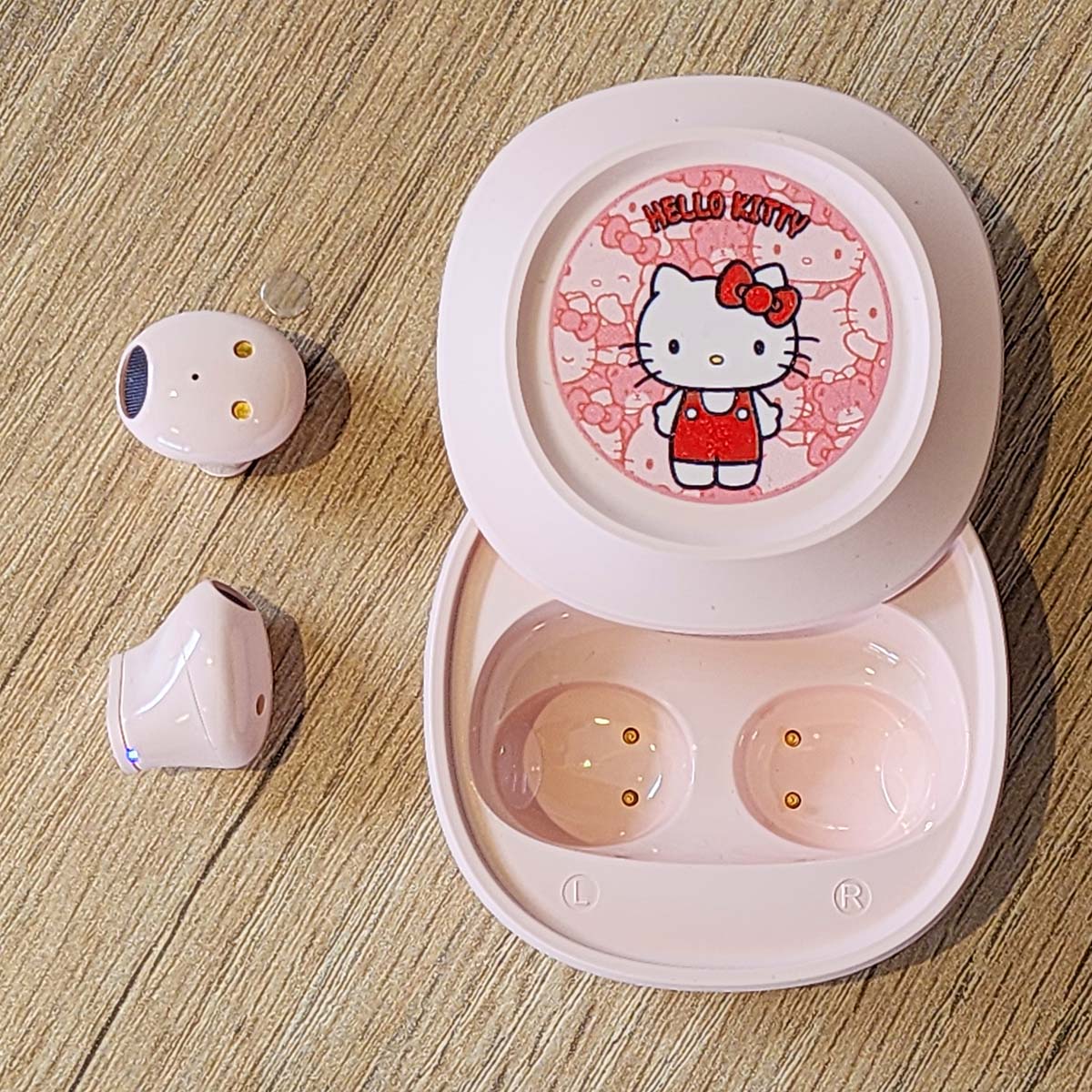Auriculares Inalámbricos Hello Kitty Sanrio – Diseño Anime - Micrófono Integrado y Estuche para recargar - Edición Coleccionable para Regalo de mujer – Rosa Pastel