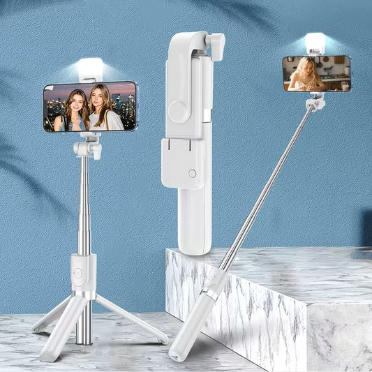 Selfie Stick 3 en 1 Portátil y Compacto - Trípode - Luz Led incorporada - Control remoto Bluetooth – Altura y Ángulo Ajustables - Plegable y Multifuncional - Compatibilidad Universal – Video Vlogging, Fotografía, Selfies – Accesorios de Viaje – Blanco