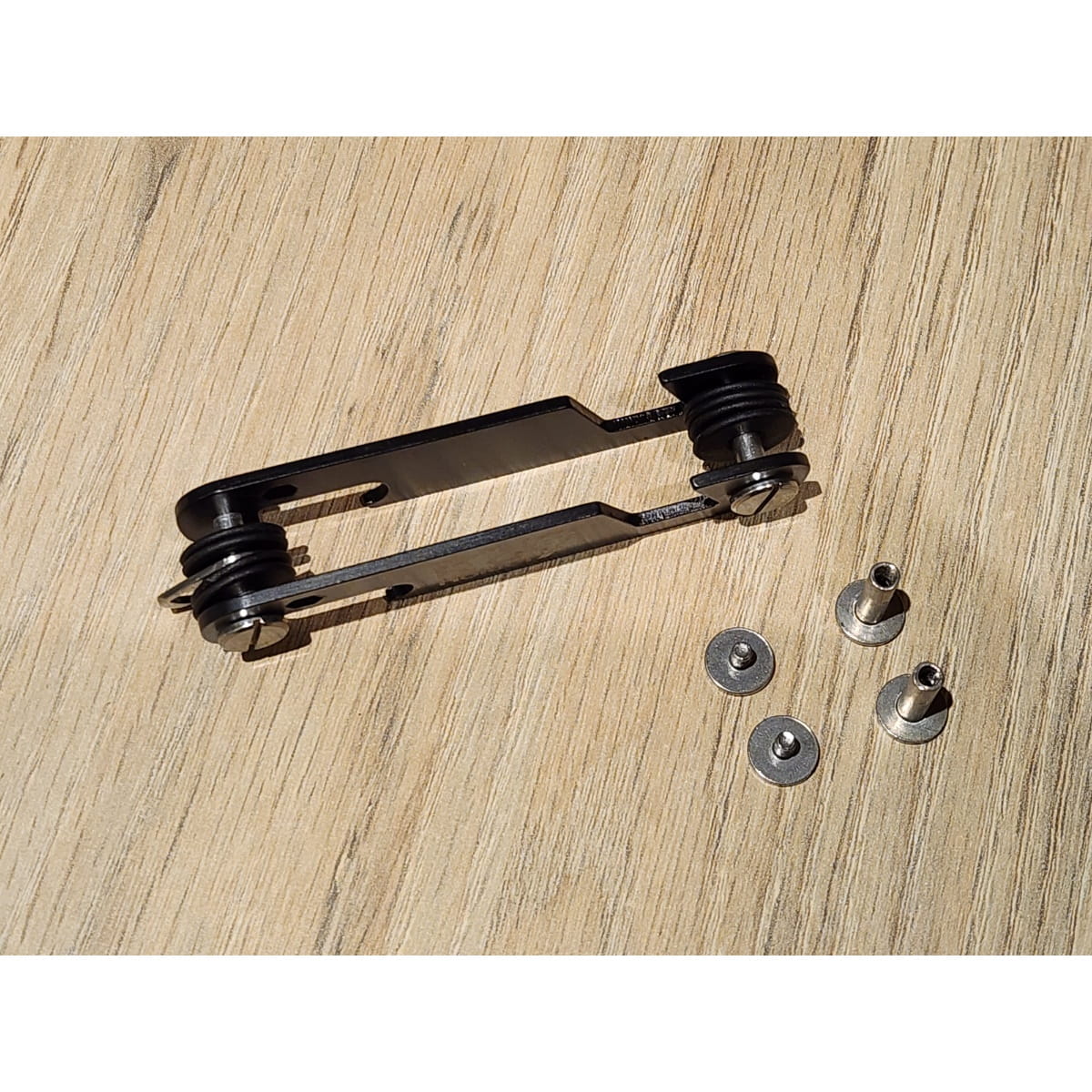 Organizador de Llaves con Abridor de Botellas y Soporte para Celular